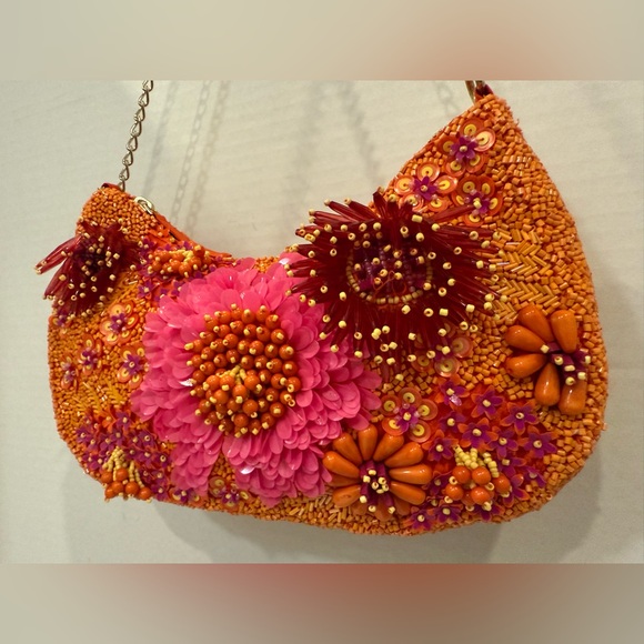 🌺 Hand Beaded Floral Tapestry in Bloom made in India Made Chain Strap Like New - Picture 5 of 10